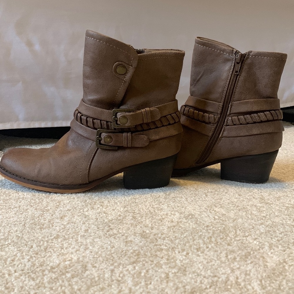 Women’s BareTraps booties size 6.5 brown